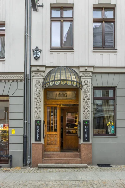 Polonya, Torun 'da güzel bir otel girişinin dikey çekimi.