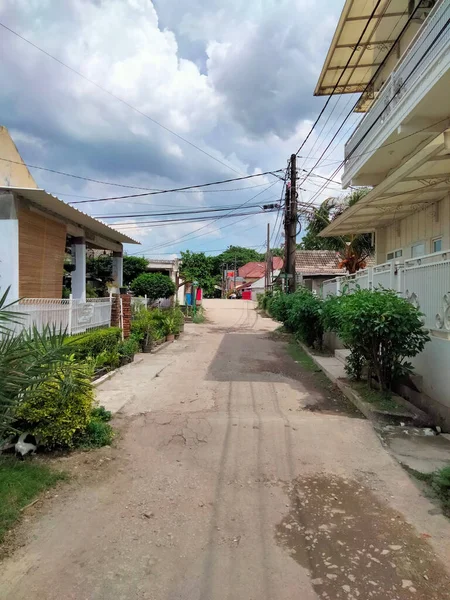 Plano Vertical Una Carretera Con Casas Barrio Residencial Día Nublado —  Fotos de Stock