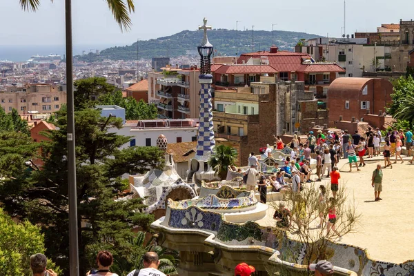 İspanya 'nın Barselona kentindeki Park Guell' in ana terasında birçok turist var.