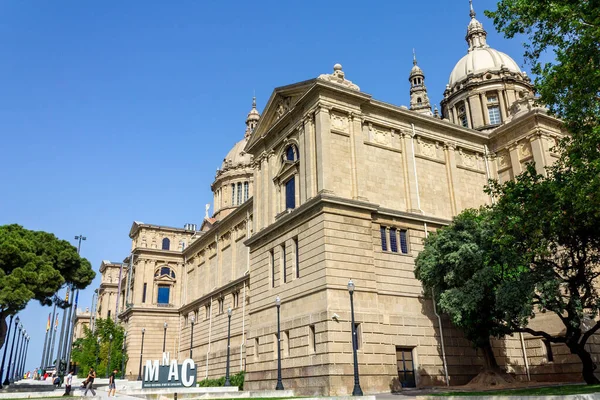 Montjuic Ulusal Sarayı 'nın ön cephesi Barcelona, İspanya