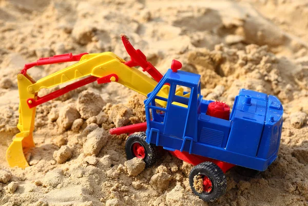 Uma Escavadora Brinquedos Coloridos Areia — Fotografia de Stock