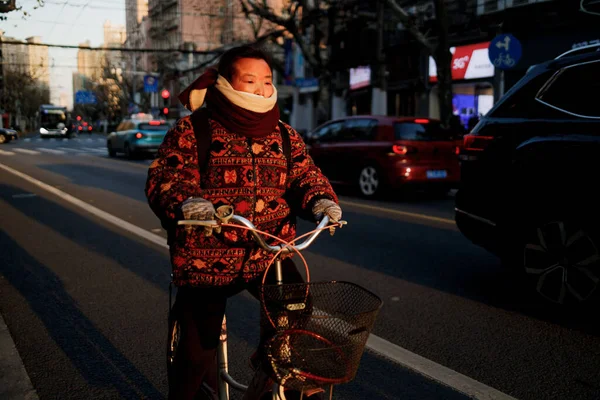 Krásný Záběr Lidí Šanghaje Ulicích — Stock fotografie
