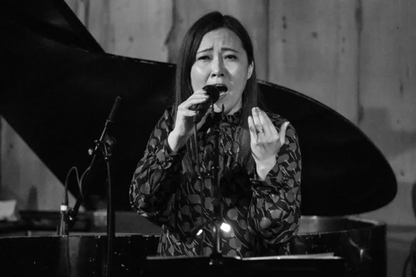 Una Toma Escala Grises Erika Matsuo Una Actuación Jazz Rockwood —  Fotos de Stock
