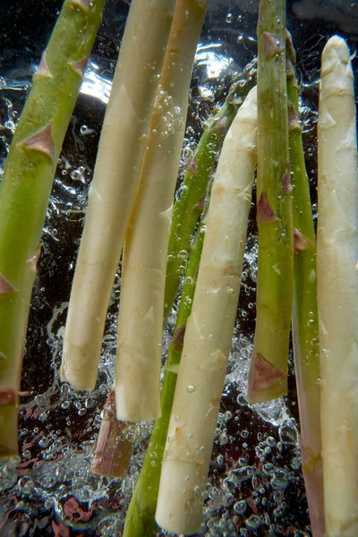 Vertical Close Shot Some Asparagus Water — Stock Photo, Image