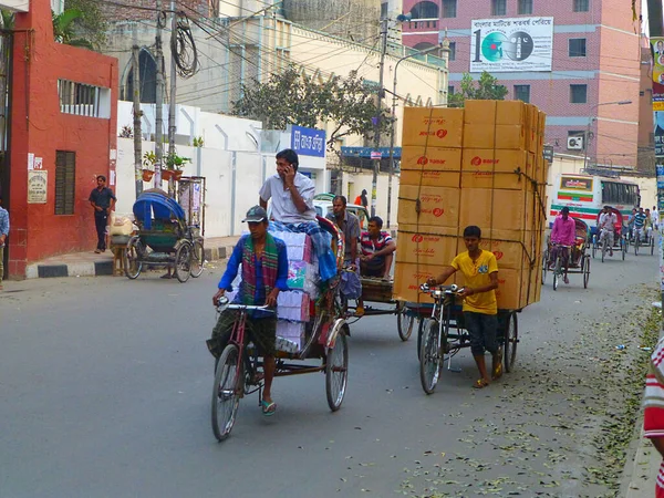 Ένας Πολυσύχναστος Και Χαοτικός Δρόμος Γεμάτος Rickshaws Που Μεταφέρουν Ανθρώπους — Φωτογραφία Αρχείου