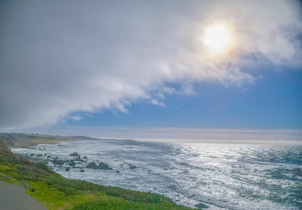 Beautiful View Sea Waves Crashing Green Grass Beach — Stock Photo, Image