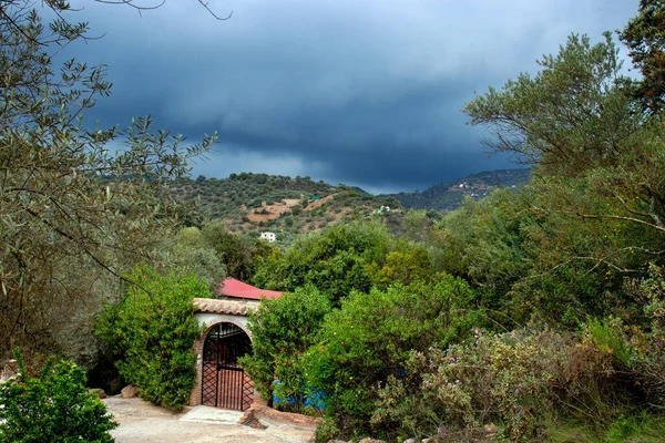 スペイン南部の緑の谷にやって来る暴風雨 — ストック写真