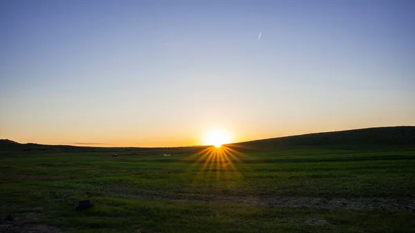 Venkovská Krajina Velkou Zelenou Loukou Při Západu Slunce — Stock fotografie