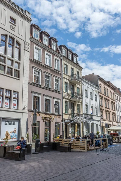 Plano Vertical Una Cafetería Aire Libre Frente Los Hermosos Edificios — Foto de Stock