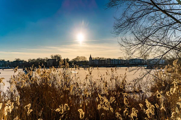 Güneşli Bir Günde Berlin Almanya Bir Buz Pateni Pistine Karşı — Stok fotoğraf