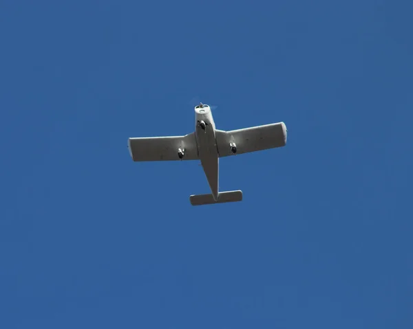 Ein Tiefflug Eines Fliegenden Flugzeugs Gegen Einen Klaren Himmel — Stockfoto