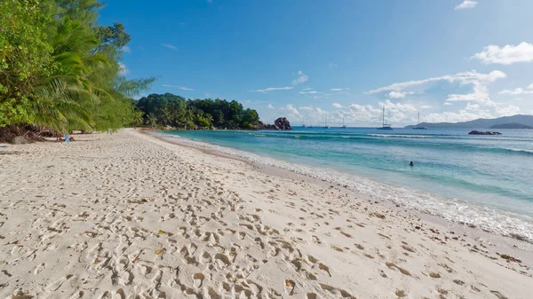 Fransa 'nın Seyşeller kentindeki güzel Petite Anse plajının doğal bir manzarası.