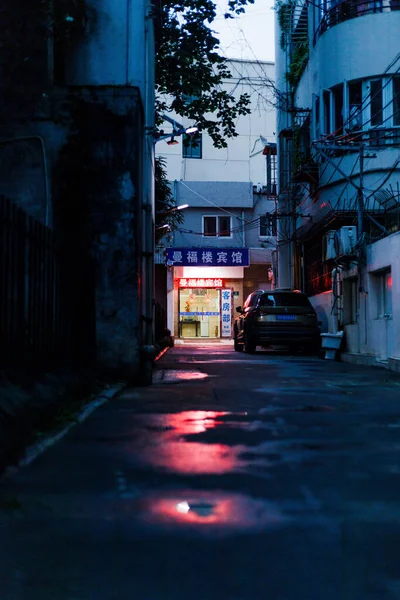 Uma Vista Chão Molhado Uma Rua Com Carro Estacionado — Fotografia de Stock