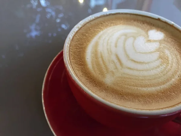 Nahaufnahme Einer Tasse Cappuccino Auf Einem Tisch — Stockfoto