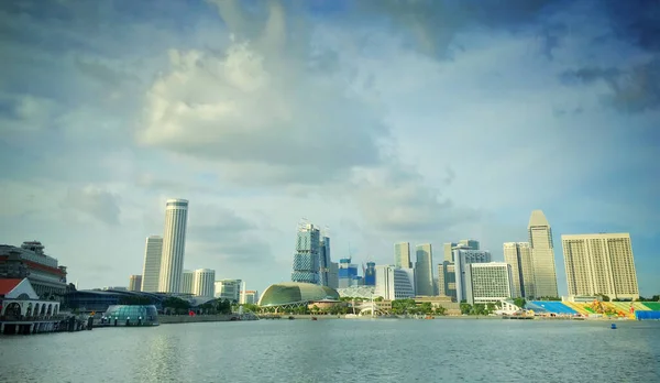シンガポールの雲の下のマリーナベイの美しいショット — ストック写真