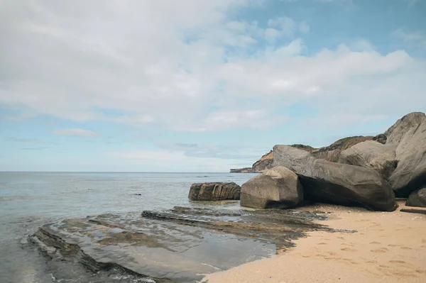 Bellissimo Paesaggio Una Spiaggia Sabbiosa Con Grandi Pietre Mattino — Foto Stock