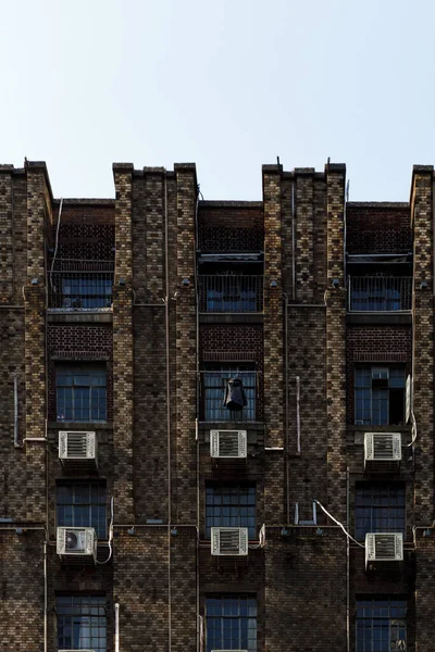 Una Vista Antiguo Edificio Apartamentos Bajo Cielo Azul Shanghai — Foto de Stock