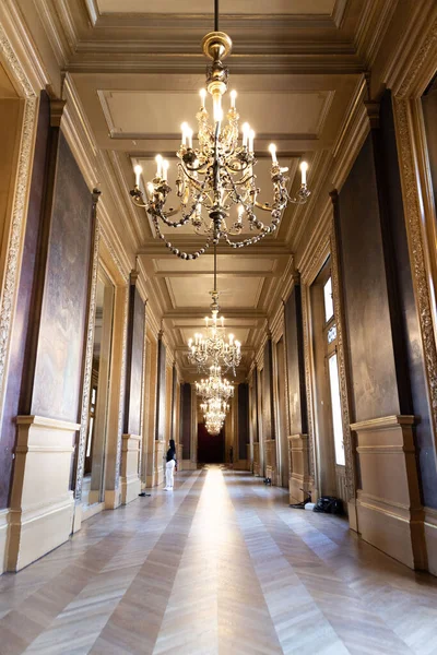 Güzel Klasik Koridorun Avizeli Dikey Bir Görüntüsü — Stok fotoğraf