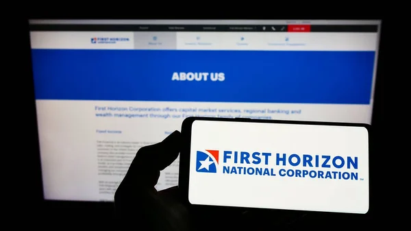 Osoba Trzymająca Telefon Komórkowy Logo Amerykańskiej Firmy First Horizon Corporation — Zdjęcie stockowe