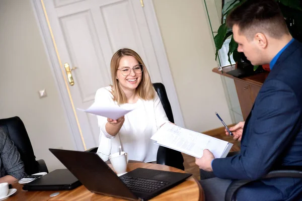 Fiatal Boldog Egy Íróasztalnál Kezében Papír Dokumentumot Egy Üzleti Találkozó — Stock Fotó