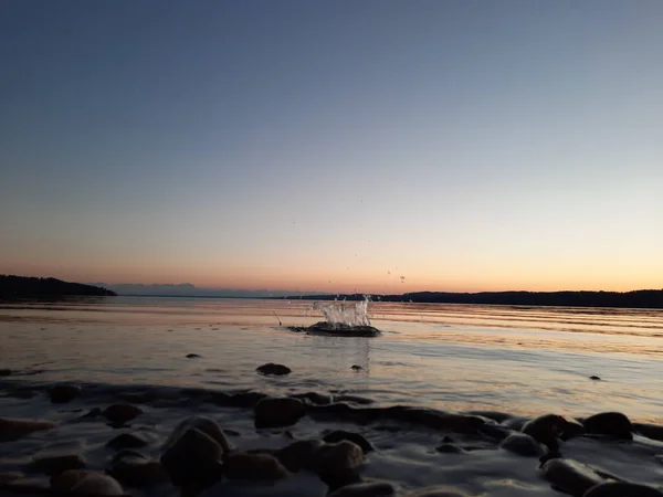 Vacker Bild Stenar Stranden Vid Vattnet Vid Solnedgången — Stockfoto