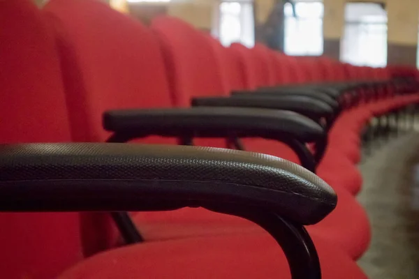 Jakieś Puste Czerwone Krzesła Teatrze — Zdjęcie stockowe