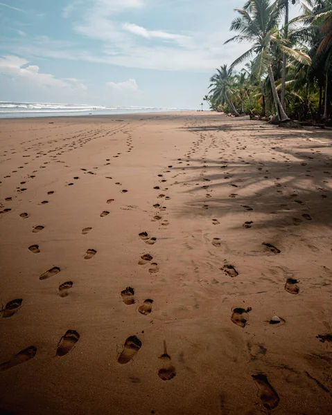 Dalgaların Dikey Görüntüsü Sahildeki Islak Kumda Görünen Ayak Izleri Uvita — Stok fotoğraf