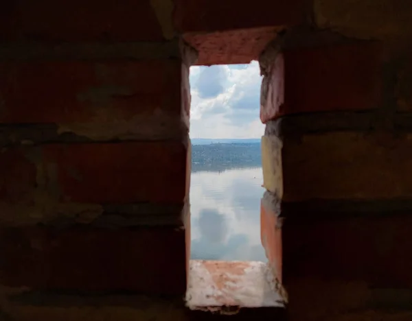 Lago Visto Através Uma Janela Parede Pedra — Fotografia de Stock