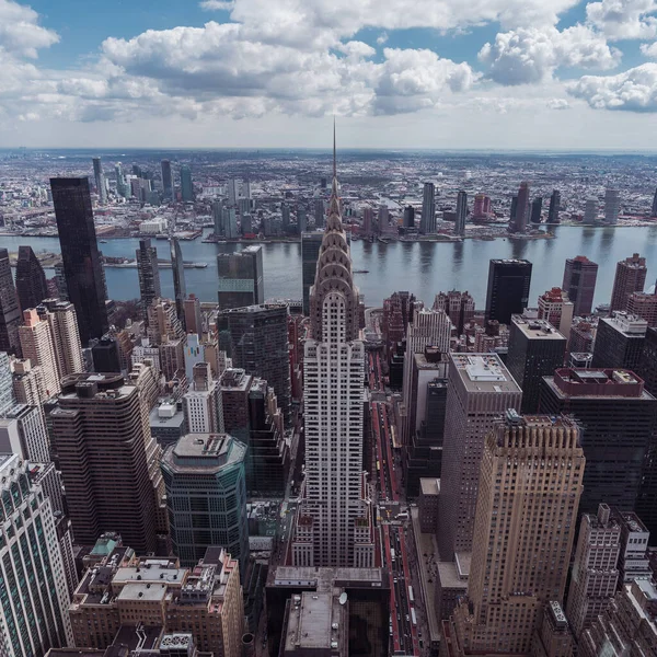 Parlak Mavi Gökyüzünün Altındaki Manhattan Şehir Merkezinin Hava Manzarası — Stok fotoğraf