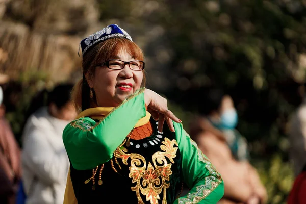 Chińska Kobieta Stroju Narodowym Tańcząca Ulicach Szanghaju — Zdjęcie stockowe