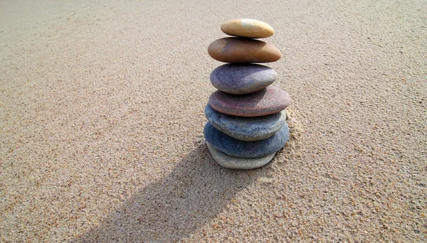 岩のバランスの概念と平和を表すお互いに積み重ねられた小石のクローズアップショット — ストック写真