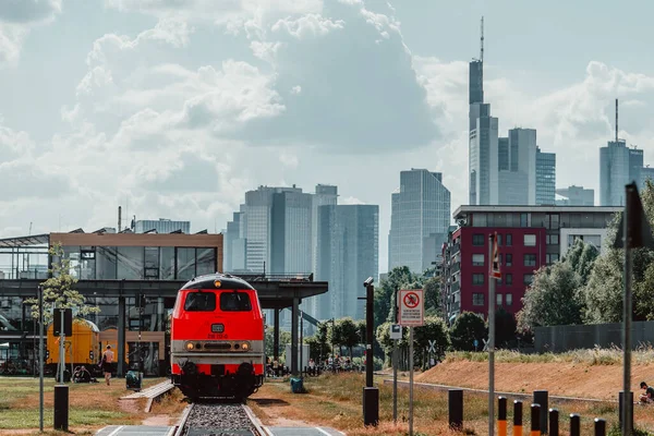 Red Train Leaves City Railway Station Background City Buildings — Stock Photo, Image