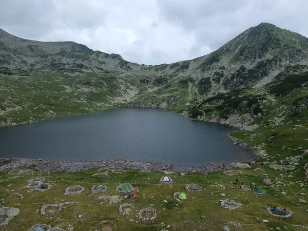 Dağlarla çevrili güzel bir göl görüntüsü.