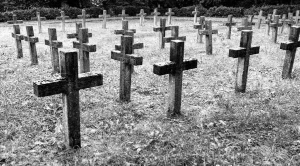 Eine Graustufenaufnahme Von Grabsteinkreuzen Auf Einem Friedhof — Stockfoto