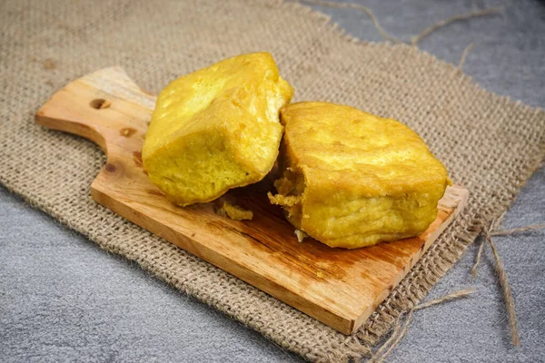 Primer Plano Tofu Frito Tablero Cocina Madera —  Fotos de Stock