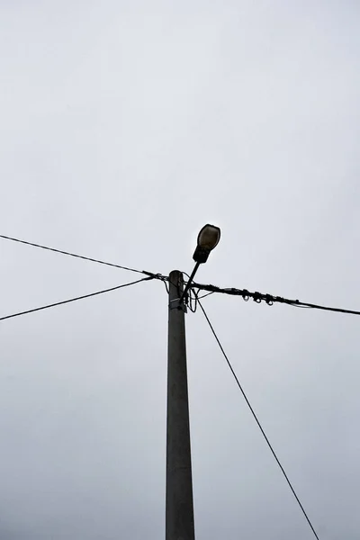 曇り空を背景にした街灯柱 — ストック写真