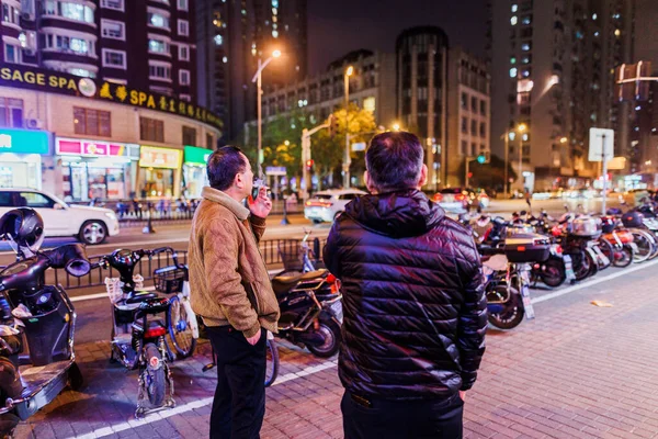 Dva Muži Stojící Ulici Vedle Zaparkovaných Motocyklů Kouření Šanghaji Čína — Stock fotografie
