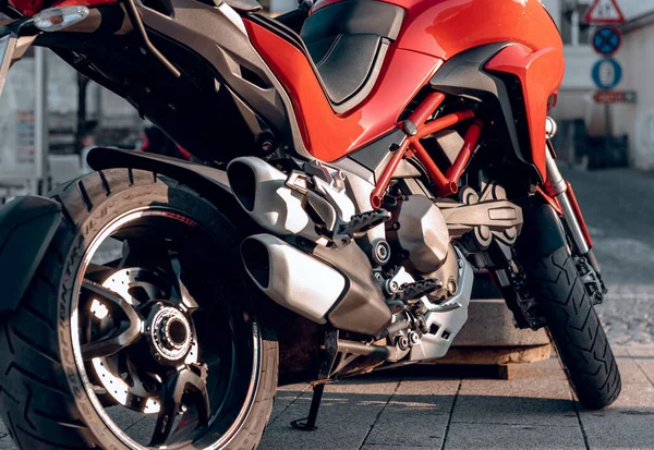 Een Close Van Een Rode Motor Geparkeerd Straat — Stockfoto