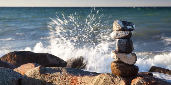 Ein Schöner Blick Auf Aufeinander Gerichtete Steine Und Die Meereswellen — Stockfoto
