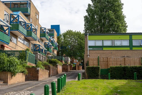 Newcastle, Tyne, İngiltere 'deki Byker Wall konutlarının bir bölümü, Ralph Erskine tarafından tasarlandı..