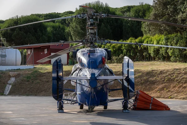 ロンダ マラガ スペイン2022年6月11日ヘリポートに駐機して森林火災警報を待つ消防ヘリコプター — ストック写真