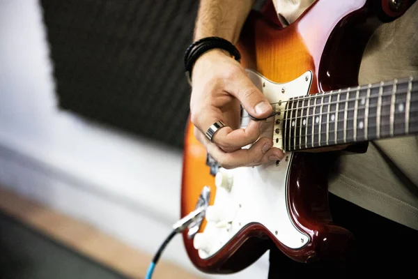 エレキギターを弾く手のクローズアップ 選択されたフォーカス — ストック写真
