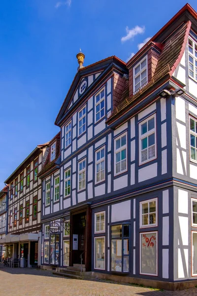 德国晴天 在蓝天下垂直拍摄的一座老式建筑 — 图库照片