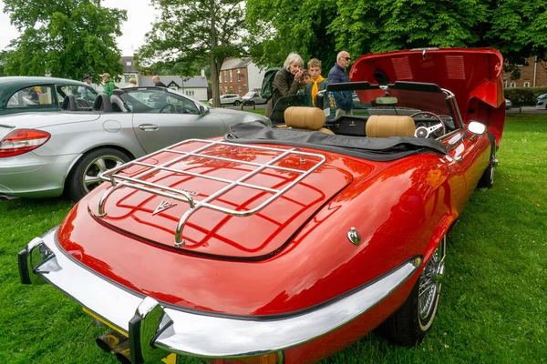 Czerwony Roadster Jaguar Typu V12 1973 Roku Podczas Morpeth Fair — Zdjęcie stockowe