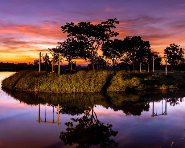 Una Hermosa Toma Cielo Púrpura Atardecer Sobre Una Isla Con — Foto de Stock