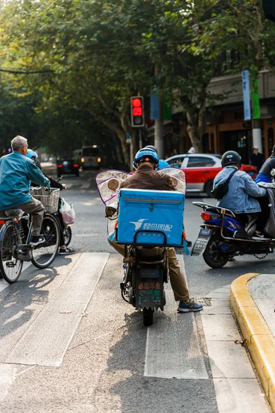 Sokakta Motosikletli Insanların Dikey Görüntüsü — Stok fotoğraf