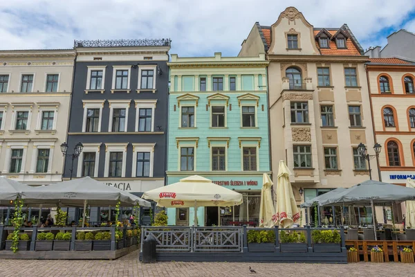 カラフルな建物やカフェ ユネスコの世界遺産 ポーランドのトルンの歴史的な旧市街のメイン広場 — ストック写真