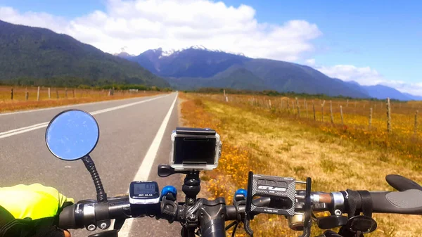 Schöne Aufnahme Des Fahrradfahrers Von Der Autobahn Hintergrund Der Berge — Stockfoto