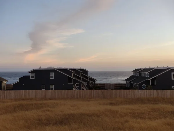 米国の住宅とサンシメオンの海岸に夕日の空 — ストック写真