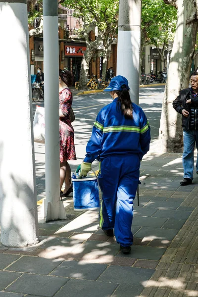 Disparo Vertical Personas Que Siguen Con Sus Vidas Calle Shanghai —  Fotos de Stock